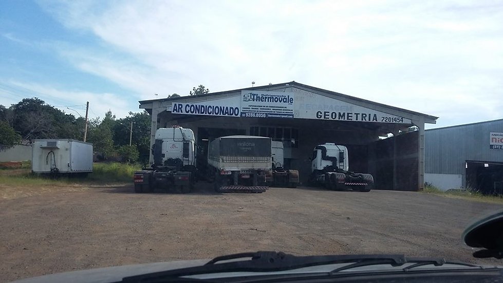 Fachada da Thermovale e caminhões